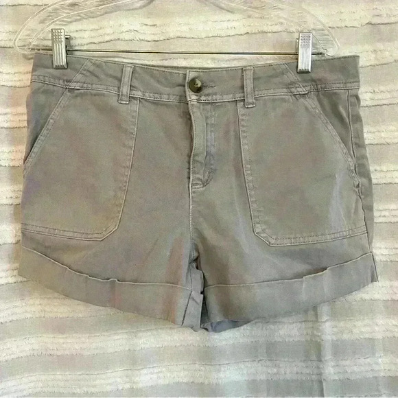 C&C California Cuffed Women’s Shorts.  Light Gray.  Size 8. - Picture 1 of 7